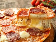 Рецепта Пица Пеперони с домашно тесто, моцарела и пармезан